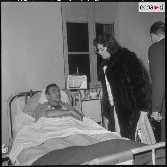 L'actrice Teddy Becker s'entretient avec un blessé.