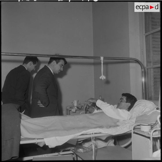 Armand Mestral, chanteur et acteur, s'entretient avec un blessé.