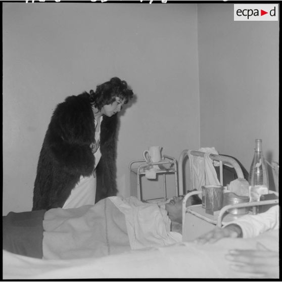 L'actrice Teddy Becker s'entretient avec un blessé.