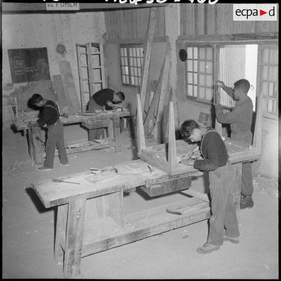 Centre de formation de la jeunesse algérienne : à l'intérieur de l'atelier de menuiserie.