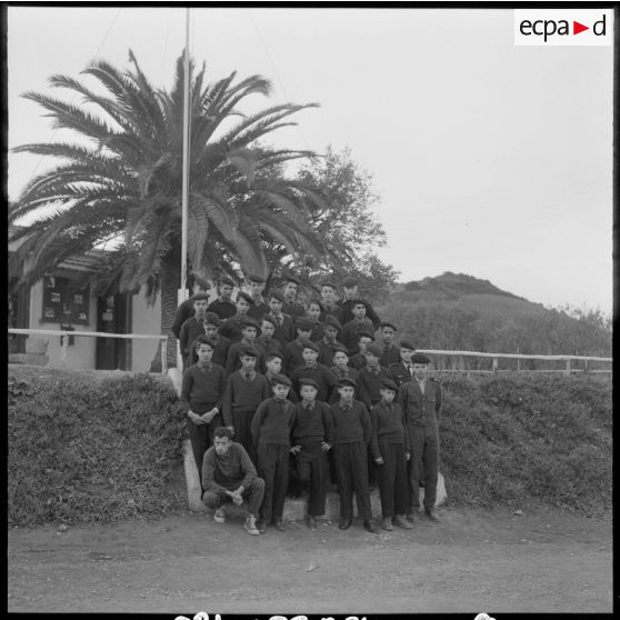 Le Centre de formation de la jeunesse algérienne (CFJA) n°2 : photographie de groupe.