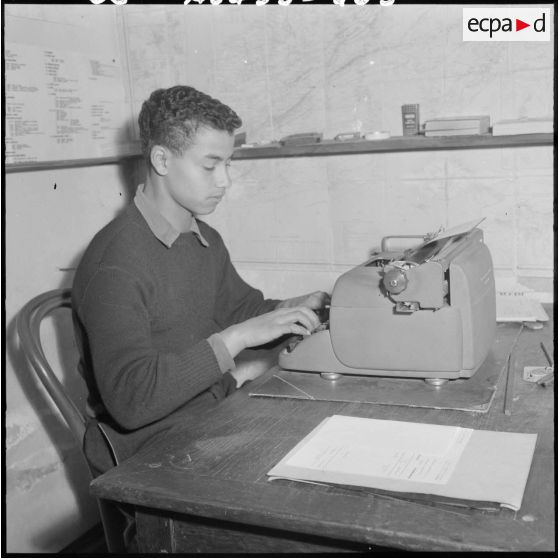 Centre de formation de la jeunesse algérienne : portrait d'un élève âgé de 17 ans, de Cherchell, en cours de dactylographie.