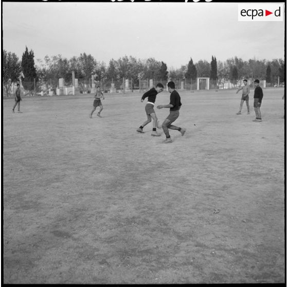 Centre de formation de la jeunesse algérienne : match de football.