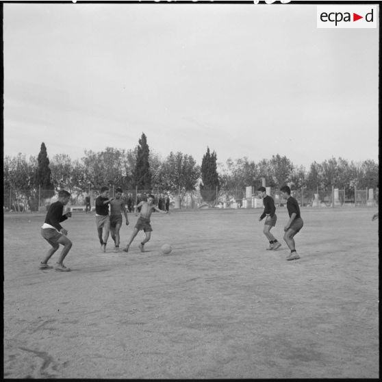 Centre de formation de la jeunesse algérienne : match de football.