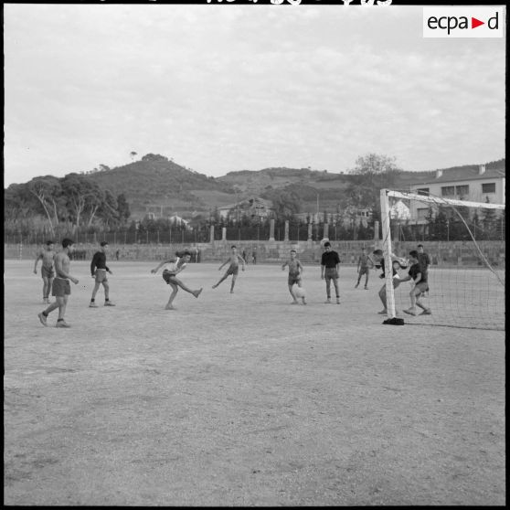 Centre de formation de la jeunesse algérienne : match de football.