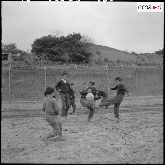 A l'école enfantine, pendant la récréation : match de football.