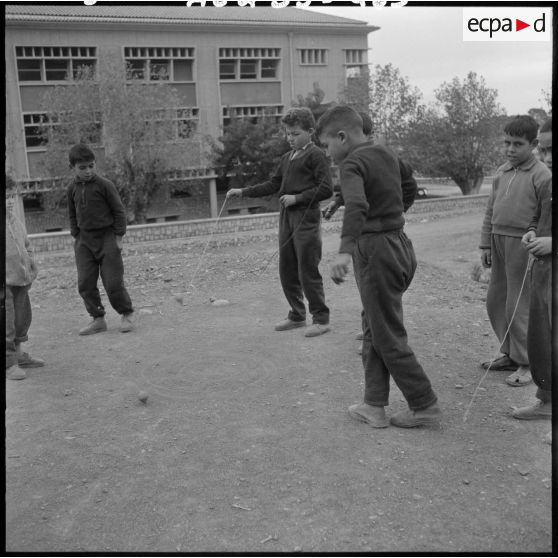 A l'école enfantine, pendant la récréation.