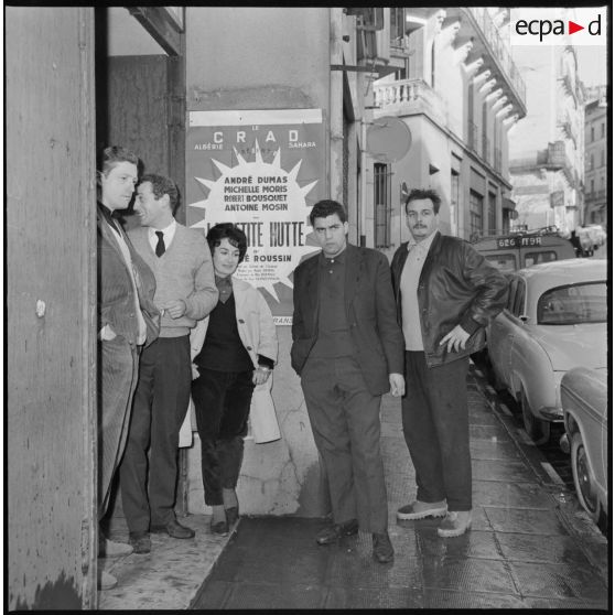 Alger. La troupe du CRAD (Centre régional d'art dramatique d'Alger) autour de l'affiche de la pièce de théâtre "La petite Hutte" d'André Roussin.