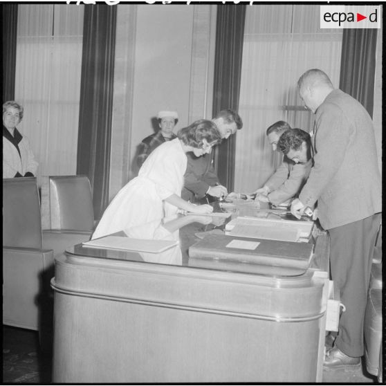 Alger. Cérémonie dans la salle des mariages de l'hôtel de ville.