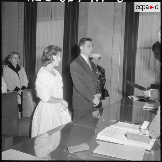 Alger. Cérémonie dans la salle des mariages de l'hôtel de ville.