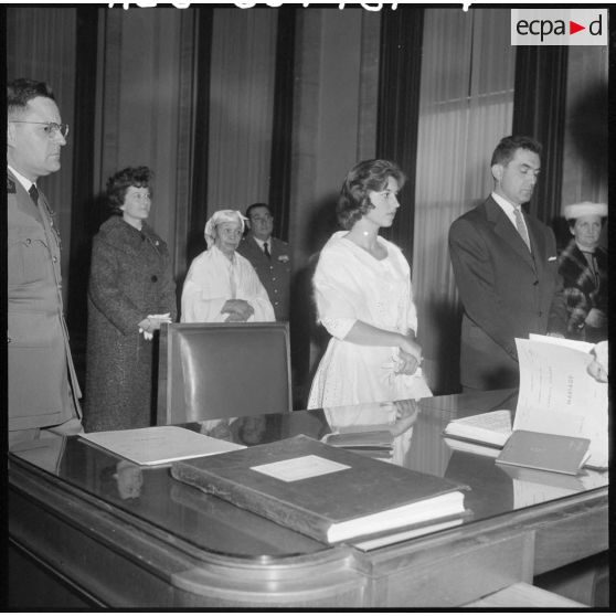 Alger. Cérémonie dans la salle des mariages de l'hôtel de ville.