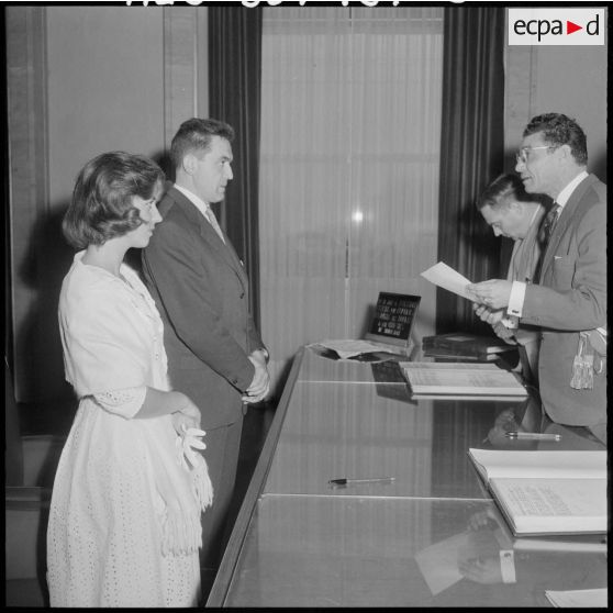 Alger. Cérémonie dans la salle des mariages de l'hôtel de ville.