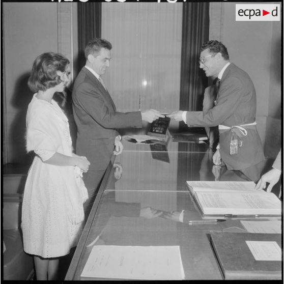 Alger. Cérémonie dans la salle des mariages de l'hôtel de ville.