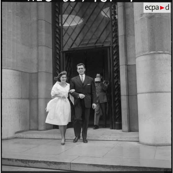 Alger. Les nouveaux époux quittent l'hôtel de ville.