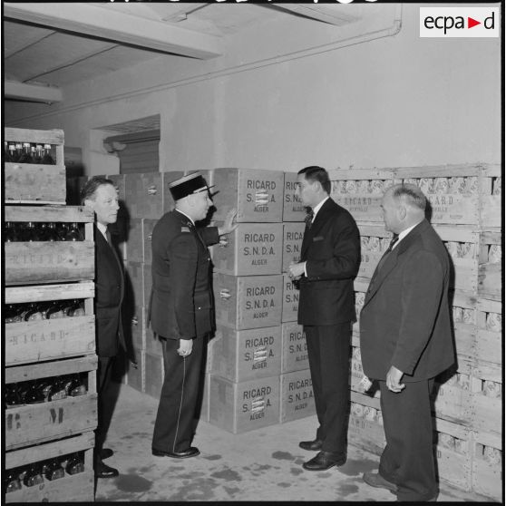 Alger. Société des Nouvelles Distilleries. Le colonel Daviron de l'Action sociale des forces armées (ASFA) et les directeurs de la firme Ricard.