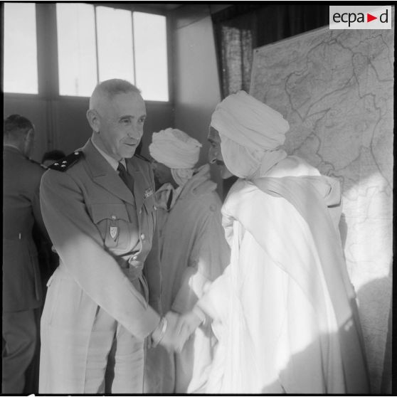 Le général Dulac prend contact avec une délégation de maires.