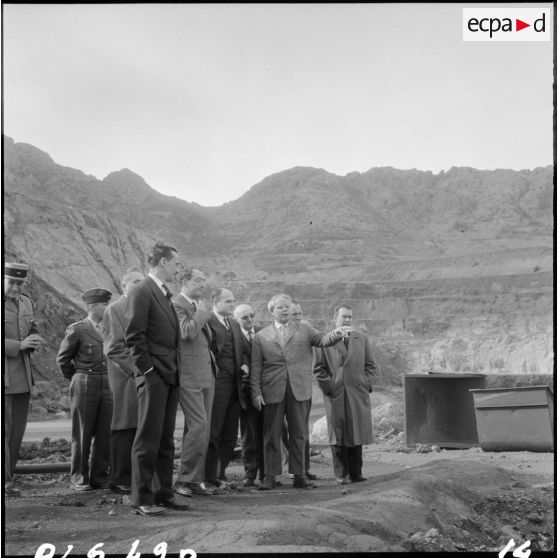 Ouenza. André Jacomet visite les mines de minerai de fer.