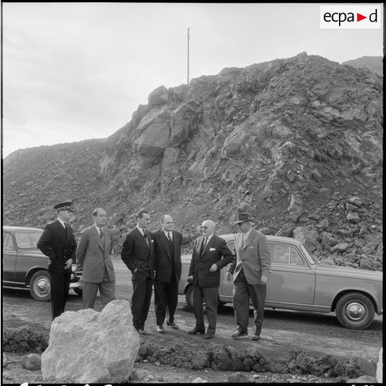 Ouenza. André Jacomet visite les mines de minerai de fer.