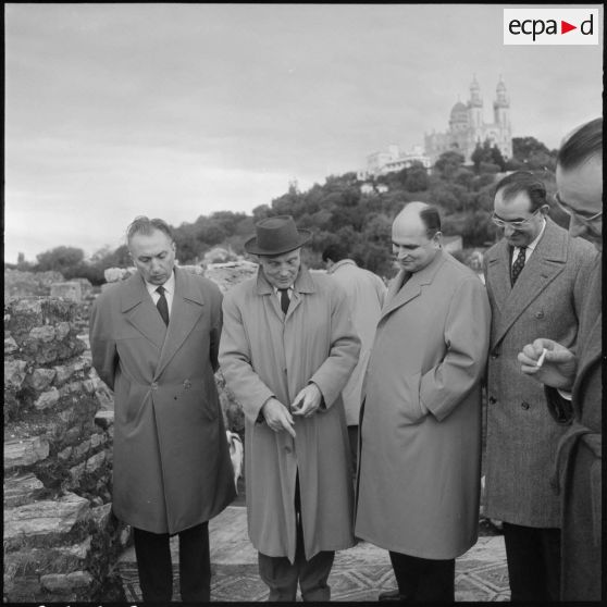 André Jacomet visite les ruines d'Hippone la royale, nom antique de la ville de Bône.