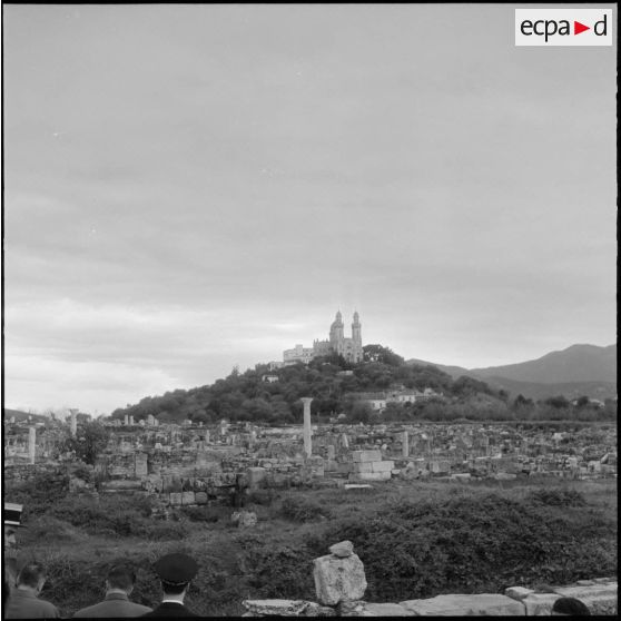 André Jacomet visite les ruines d'Hippone la royale, nom antique de la ville de Bône.