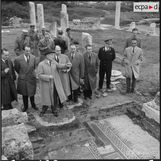 André Jacomet visite les ruines d'Hippone la royale, nom antique de la ville de Bône.