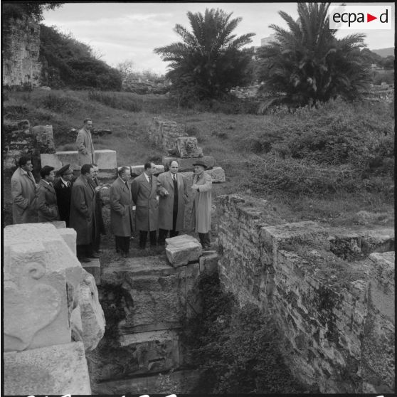 André Jacomet visite les ruines d'Hippone la royale, nom antique de la ville de Bône.