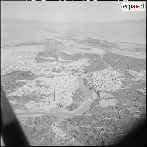 Protection par l'armée de l'oléoduc de M'Sila. Vue aérienne.