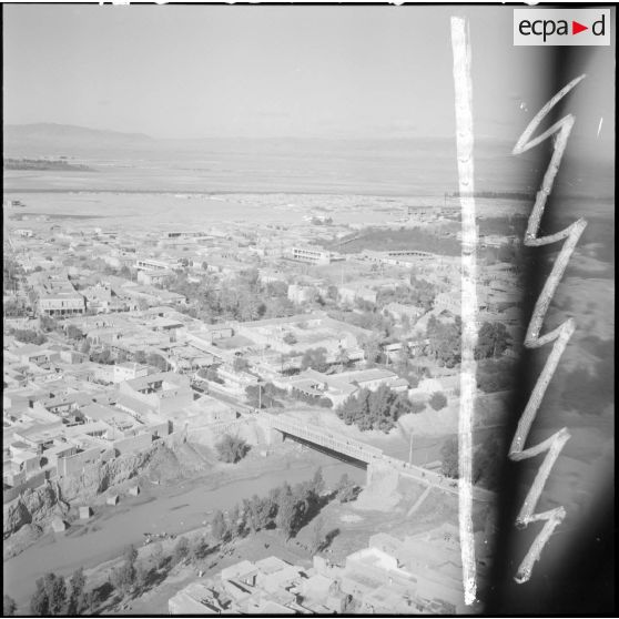 Protection par l'armée de l'oléoduc de M'Sila. Vue aérienne.