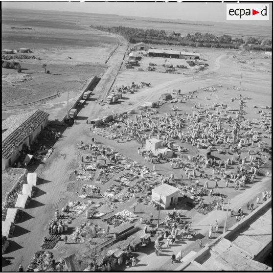 Protection par l'armée de l'oléoduc de M'Sila. Vue aérienne d'un marché.