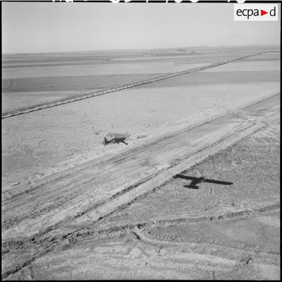 Protection par l'armée de l'oléoduc de M'Sila. Vue aérienne.