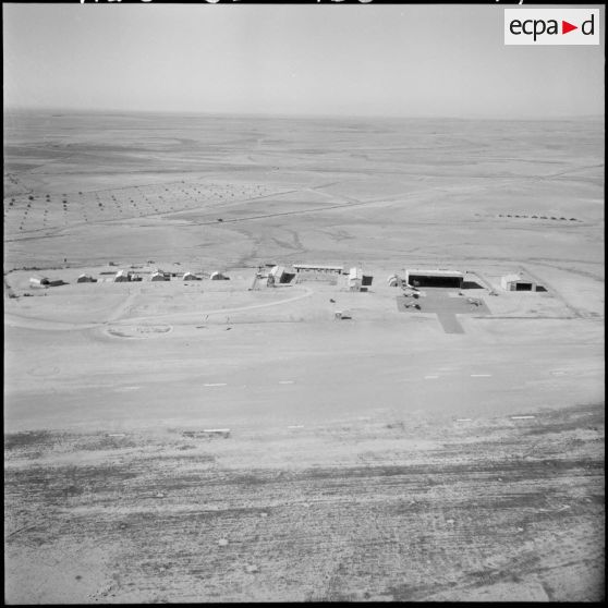Protection par l'armée de l'oléoduc de M'Sila. Base aérienne.