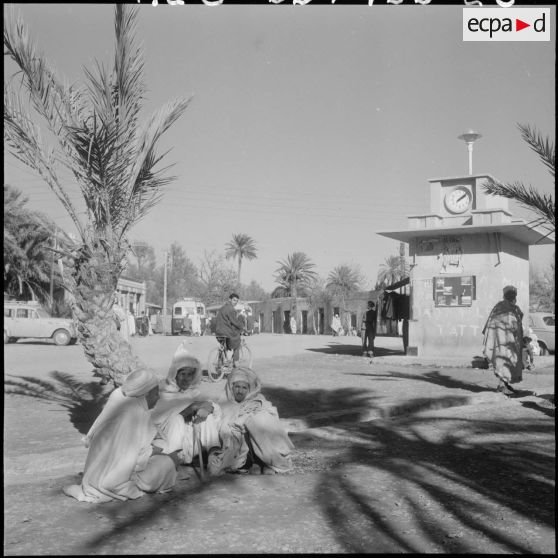 Protection par l'armée de l'oléoduc de M'Sila. Des hommes assis dans la rue.