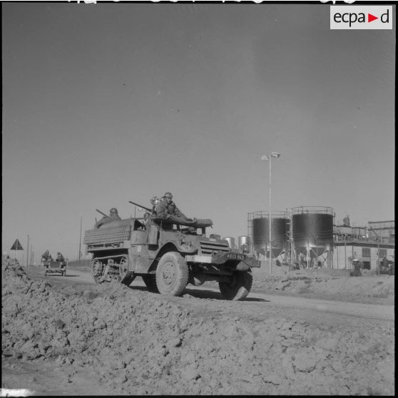 Protection par l'armée de l'oléoduc de M'Sila. Une patrouille en half-track.