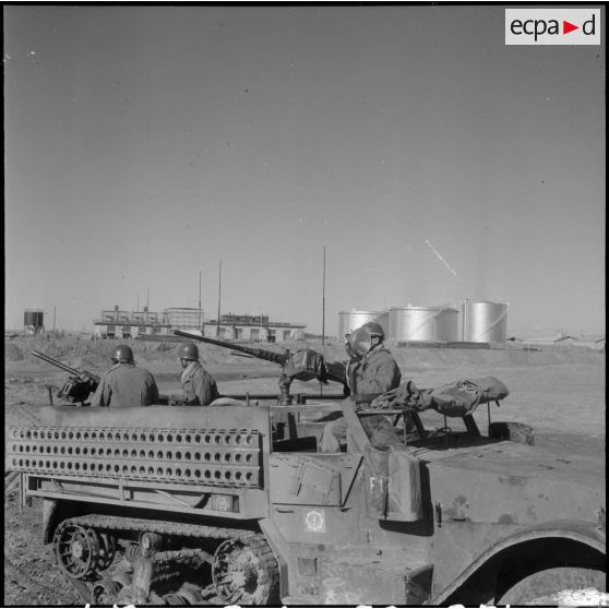 Protection par l'armée de l'oléoduc de M'Sila. Une patrouille en half-track.