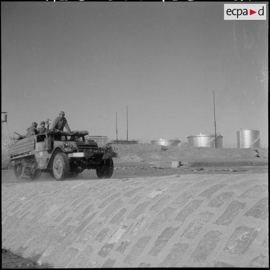 Protection par l'armée de l'oléoduc de M'Sila. Une patrouille en half-track.