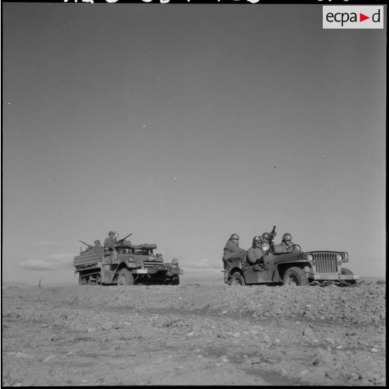 Protection par l'armée de l'oléoduc de M'Sila. Une patrouille en half-track.