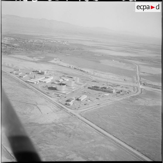 Protection par l'armée de l'oléoduc de M'Sila. Vue aérienne des installations.