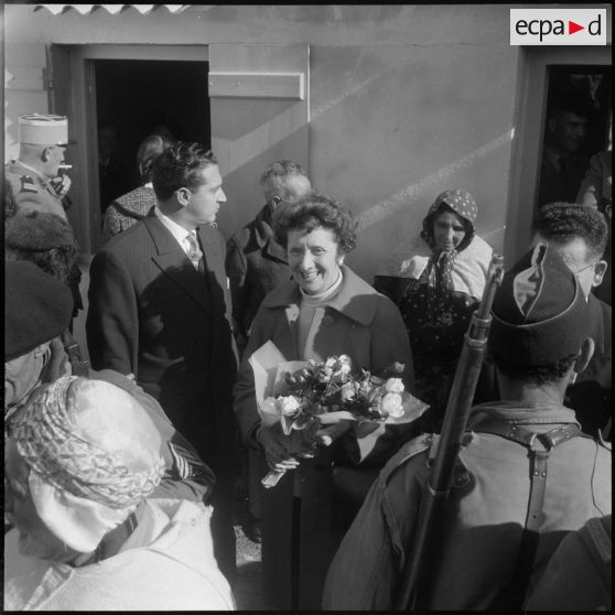 Inauguration de la Cité Radieuse à Azazga. Madame Massu devant le cercle féminin.
