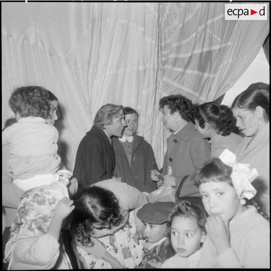 Inauguration de la Cité Radieuse à Azazga. Madame Massu s'entretient avec les femmes du cercle féminin d'Azazga.