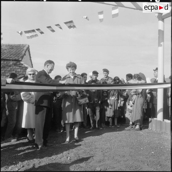 Inauguration de la Cité Radieuse à Azazga par madame la générale Massu.