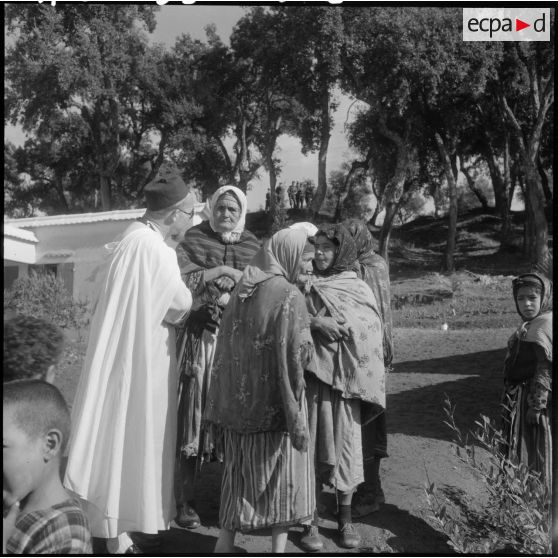 Inauguration de la Cité Radieuse à Azazga. Un Père blanc discute avec des femmes kabyles.