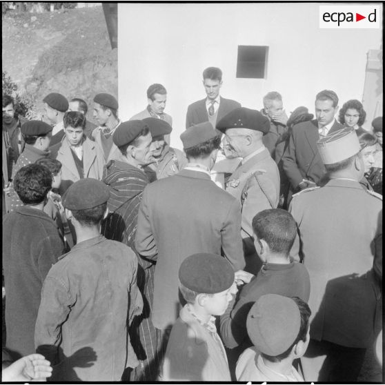 Inauguration de la Cité Radieuse à Azazga. Le général Faure s'entretient avec les notables kabyles.