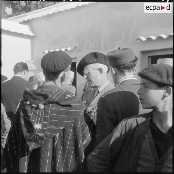 Inauguration de la Cité Radieuse à Azazga. Le général Faure s'entretient avec les notables kabyles.