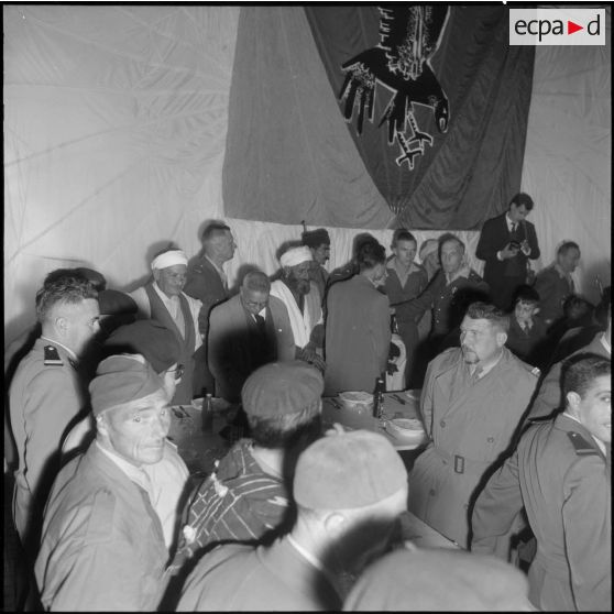 Inauguration de la Cité Radieuse à Azazga. Pendant le méchoui.