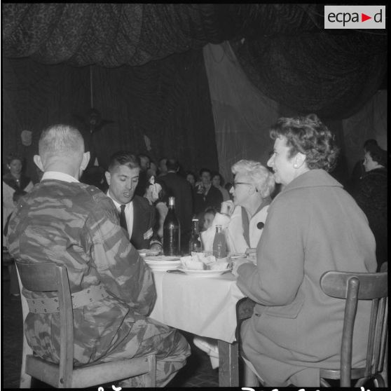 Inauguration de la Cité Radieuse à Azazga. Les personnalités goûtent le couscous.