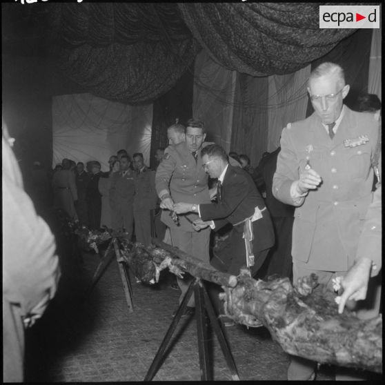 Inauguration de la Cité Radieuse à Azazga. Le général Faure goûte le méchoui.