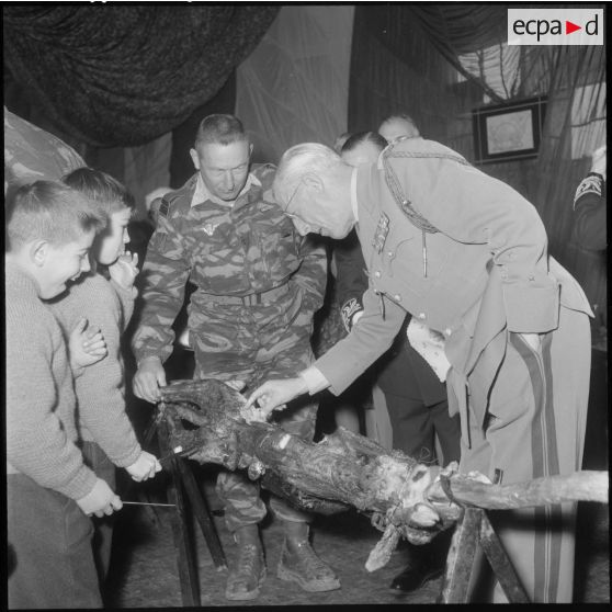 Inauguration de la Cité Radieuse à Azazga. Le général Faure goûte le méchoui.