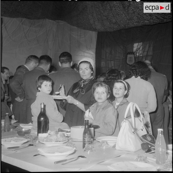 Inauguration de la Cité Radieuse à Azazga. Les personnalités goûtent le couscous.