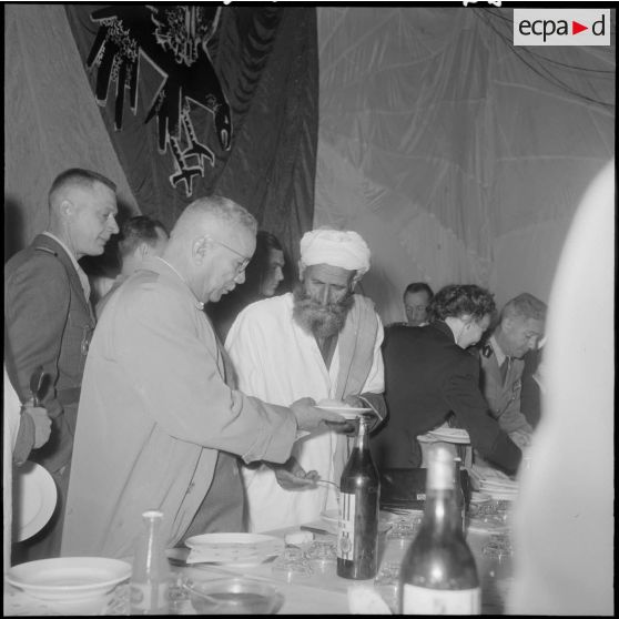 Inauguration de la Cité Radieuse à Azazga. Les personnalités goûtent le couscous.