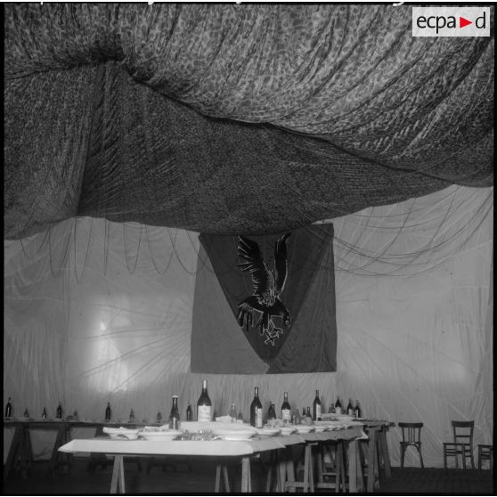 Inauguration de la Cité Radieuse à Azazga. Décoration du garage du 13e régiment de Dragons pour le méchoui.